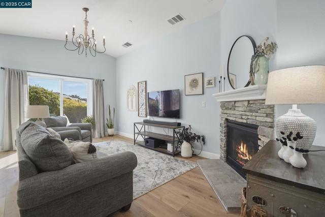 304 Birch Ridge Dr, Rio Vista CA: https://media.crmls.org/mediaz/acc83760-de9a-4d18-a40f-ee5213da5629.jpg