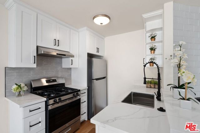 3640 Cardiff Avenue, Los Angeles CA: https://media.crmls.org/mediaz/acc91300-e498-44d5-841c-056f82e3870d.jpg