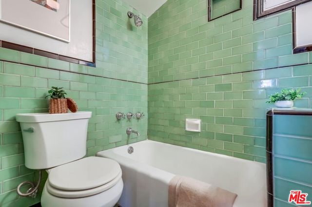 1105 E Claremont Street, Pasadena CA: https://media.crmls.org/mediaz/acc9cd87-a0c6-4ad8-924b-d50917c3b2c8.jpg