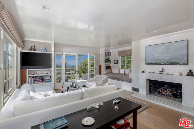 271 Amalfi Drive, Santa Monica CA: https://media.crmls.org/mediaz/acca0895-f58f-4a0e-8e77-5d1706bc0052.jpg
