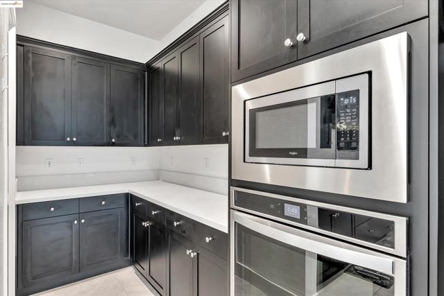 2281 Garden Farms Ave, Lathrop CA: https://media.crmls.org/mediaz/accb448f-88e0-4217-8f82-cbb967db89d0.jpg