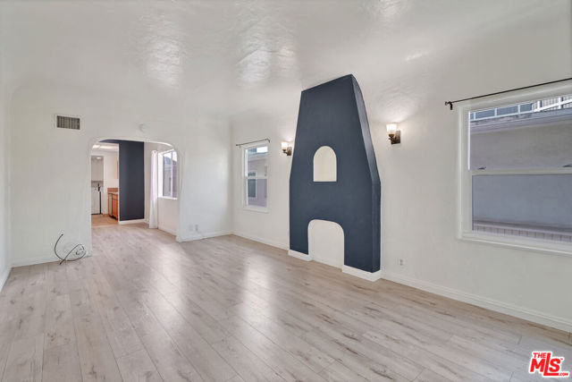 221 S Tower Drive, Beverly Hills CA: https://media.crmls.org/mediaz/accc16fc-579a-4f8c-afe6-1d2ea728893d.jpg