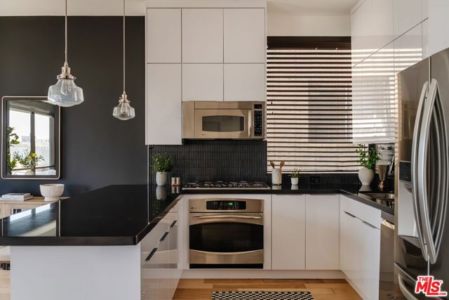 655 S Hope Street, Los Angeles CA: https://media.crmls.org/mediaz/accc33df-65de-4202-8d8d-14f55eecafc2.jpg