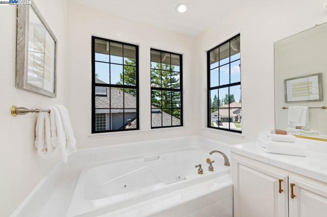 942 Finovino Ct, Pleasanton CA: https://media.crmls.org/mediaz/acccb743-846d-4860-b39c-f728f366de9e.jpg