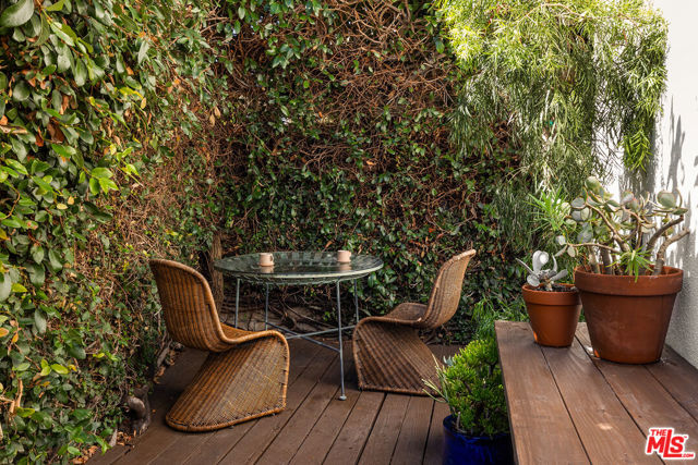 510 Venice Way, Venice CA: https://media.crmls.org/mediaz/acccb829-6922-4778-807e-9410458506f5.jpg