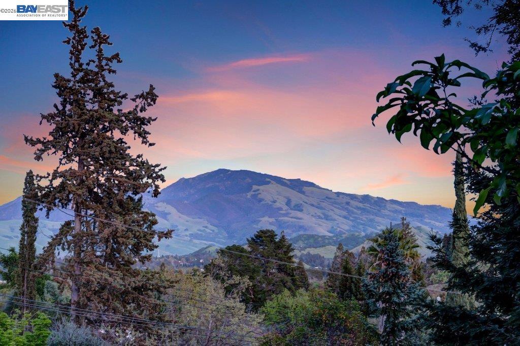 https://media.crmls.org/mediaz/acccd6a7-a5ff-4651-8cbb-fee3544e540b.jpg?preset=X-Large