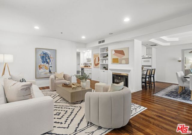 575 S Barrington Avenue, Los Angeles CA: https://media.crmls.org/mediaz/accd6834-7d3c-4fba-a1bb-8853bde9c296.jpg