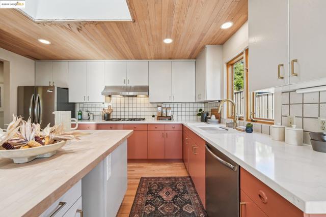 19 Highland Blvd, Kensington CA: https://media.crmls.org/mediaz/acce18bb-ef0d-49f0-b05f-1ff8c06be21f.jpg