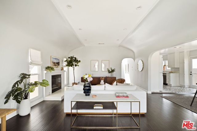 2907 Potomac Avenue, Los Angeles CA: https://media.crmls.org/mediaz/acce5d9f-50c4-407c-98fd-46b4fe370357.jpg