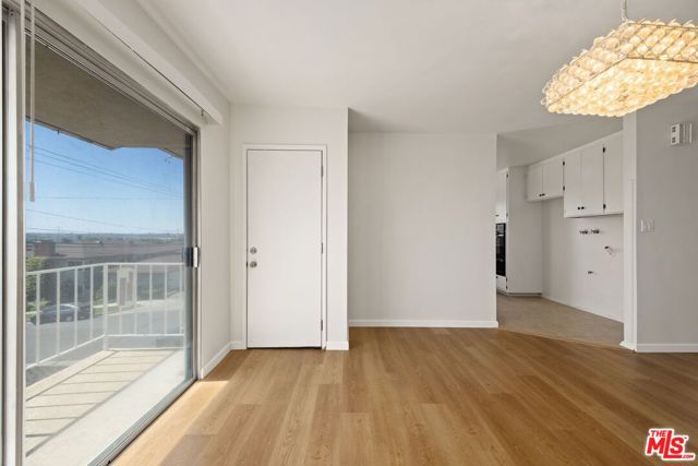 5804 S kings Road, Los Angeles CA: https://media.crmls.org/mediaz/accffe8f-3197-4643-a779-6e79ef441d9e.jpg