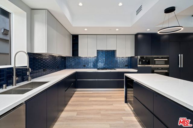 160 N La Peer Drive, Beverly Hills CA: https://media.crmls.org/mediaz/acd02ff4-7cdf-4b8b-9a18-d91f198aa68a.jpg