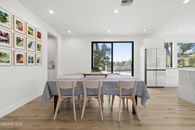 911 Vivian Circle, Newbury Park CA: https://media.crmls.org/mediaz/acd08924-4a0a-4253-ad99-2fbfd3c71165.jpg