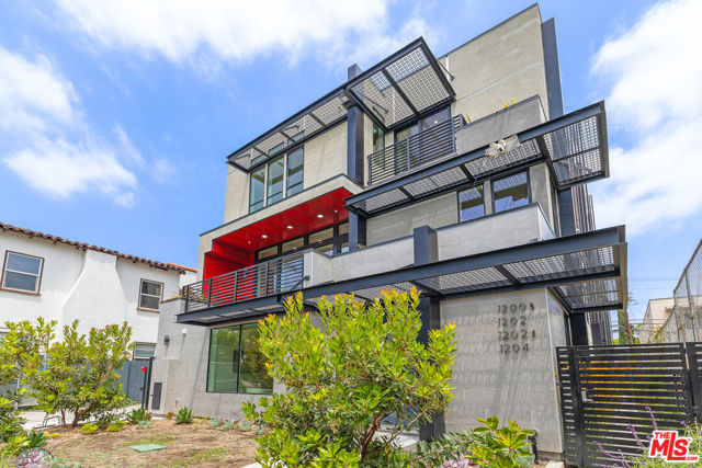 1200 N Orange, West Hollywood CA: https://media.crmls.org/mediaz/acd098ce-5a36-494c-82ef-41bf00c83c01.jpg