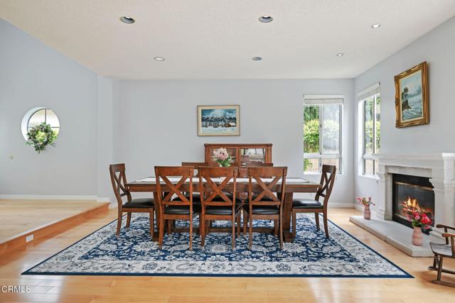 11998 Bubbling Brook Street, Moorpark CA: https://media.crmls.org/mediaz/acd350ee-4a42-488d-8375-37d33951dcf4.jpg