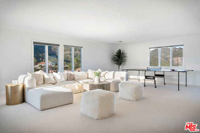 23255 W Paloma Blanca Drive, Malibu CA: https://media.crmls.org/mediaz/acd3ab19-89c3-4981-8536-478b5f14dd6e.jpg