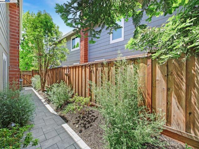 8043 Crossridge Rd, Dublin CA: https://media.crmls.org/mediaz/acd4c952-4850-41e7-9762-e5a951a71ebc.jpg