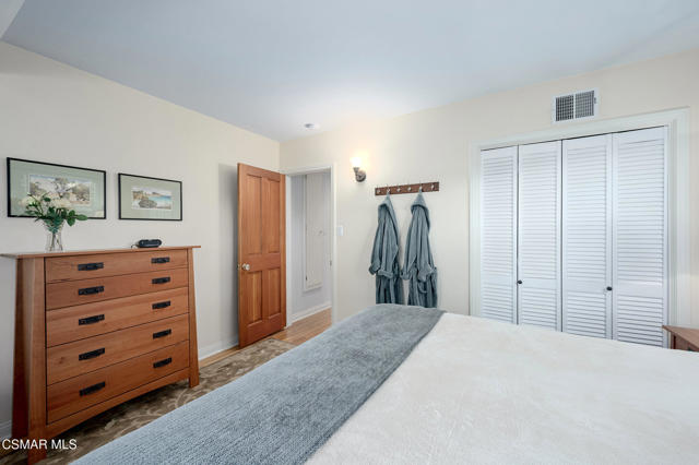 22101 Mulholland Drive, Woodland Hills CA: https://media.crmls.org/mediaz/acd4d7eb-a76a-4db4-8588-14baa1458c69.jpg