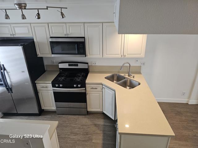 3075 Foothill Boulevard, La Crescenta CA: https://media.crmls.org/mediaz/acd4e156-aa01-48df-b5a2-1fda5ab0a228.jpg