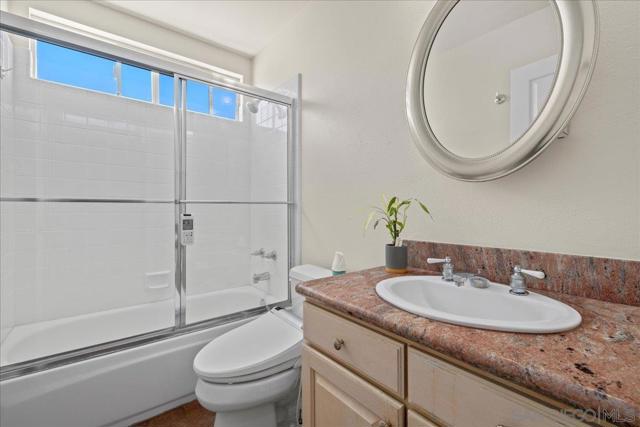 445 De Anza Court, Oceanside CA: https://media.crmls.org/mediaz/acd5641e-eca4-416e-bb70-7859069fb609.jpg