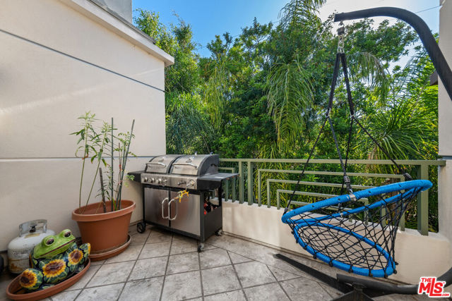 2111 S Beverly Glen Boulevard, Los Angeles CA: https://media.crmls.org/mediaz/acd607a5-37cb-4652-8411-ab60fdae61bc.jpg