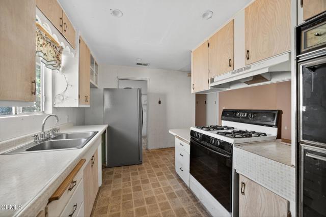 110 E Oak View Avenue, Ojai CA: https://media.crmls.org/mediaz/acd6992f-e10a-4898-a7b8-34e729a0906c.jpg