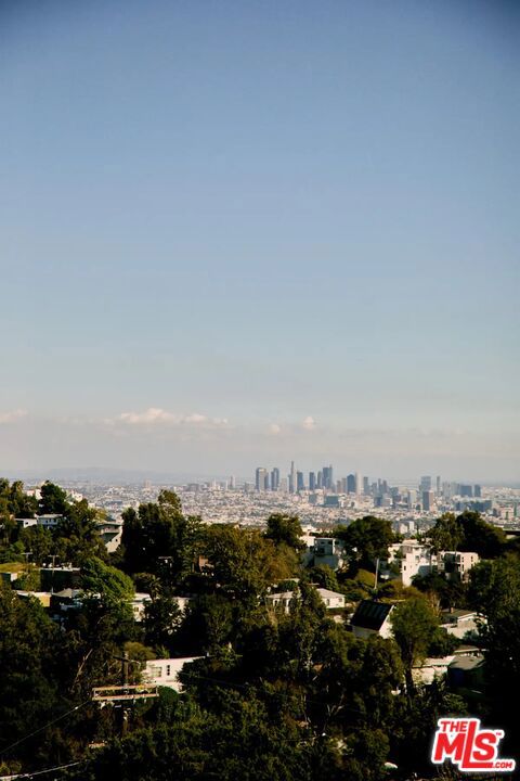 https://media.crmls.org/mediaz/acd74f7b-c330-4ca4-8615-3434af45aca1.jpg?preset=X-Large