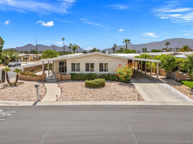 39551 Hidden Water Place, Palm Desert CA: https://media.crmls.org/mediaz/acd7f49e-0d30-4798-8935-8aba48a2cf18.jpg