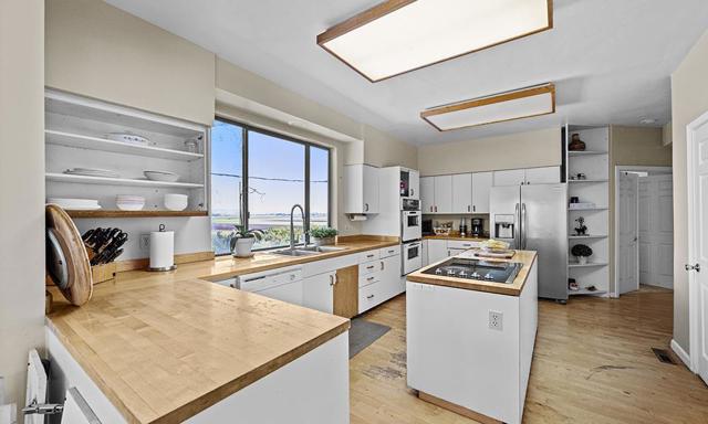 547 Mission Vineyard Road, San Juan Bautista CA: https://media.crmls.org/mediaz/acd86eb5-c413-45b9-8460-64b214aa3f4a.jpg