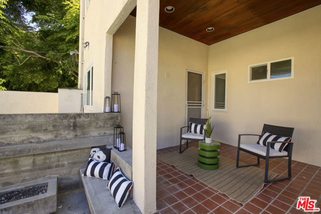 426 S Swall Drive, Beverly Hills CA: https://media.crmls.org/mediaz/acd8e3e6-4e58-43a9-89a2-413f58182e41.jpg