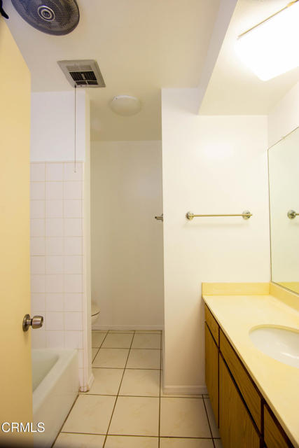 Detail Gallery Image 2 of 9 For 1971 Rodney Dr #203,  Los Angeles,  CA 90027 - 2 Beds | 2 Baths