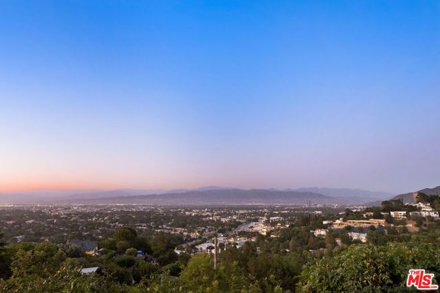11531 Amanda Drive, Studio City CA: https://media.crmls.org/mediaz/acdaa2bd-c82b-4f71-90b5-84c8a2327726.jpg