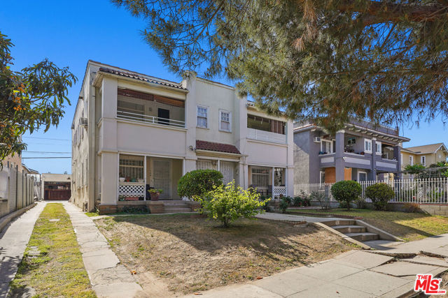 763 N Heliotrope Drive, Los Angeles CA: https://media.crmls.org/mediaz/acdabf65-d5d9-4d93-bde1-65229b46e0c3.jpg