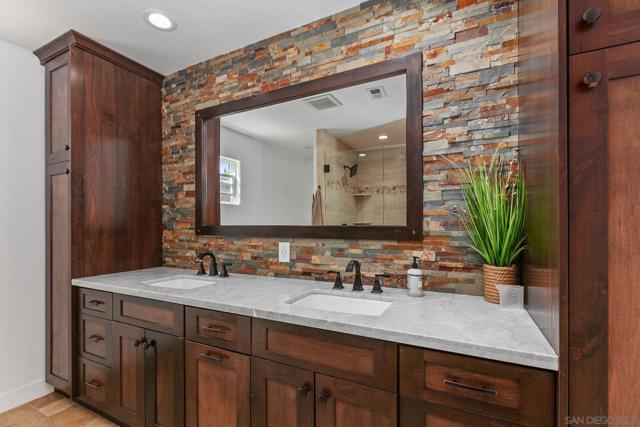 704 Matagual Dr, Vista CA: https://media.crmls.org/mediaz/acdac83b-0129-41a0-8ba2-2a0bd8294c8b.jpg