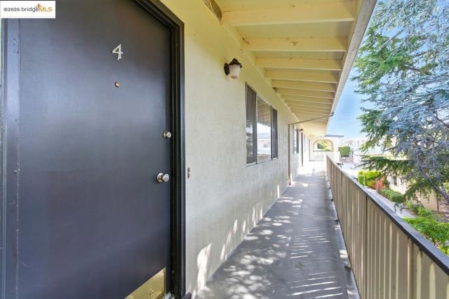 4336 Rilea Way, Oakland CA: https://media.crmls.org/mediaz/acdae725-b90c-42c8-95d3-2f116b56337f.jpg