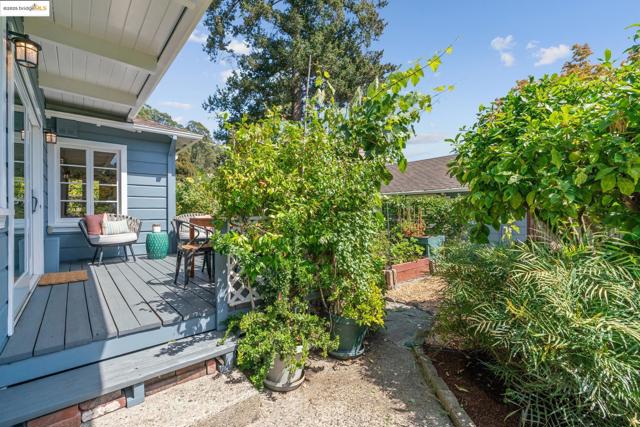 5550 Snake Road, Oakland CA: https://media.crmls.org/mediaz/acdaf0a7-4ef8-42ae-9042-5fa3db12177b.jpg