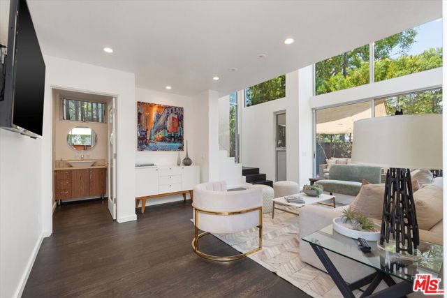 483 Carroll Canal Court, Venice CA: https://media.crmls.org/mediaz/acdb51a2-54f0-4f7d-b379-23557956b2d1.jpg