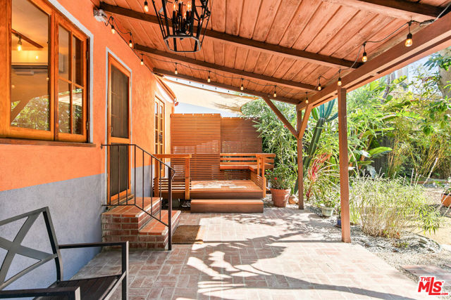 4171 Kraft Avenue, Studio City CA: https://media.crmls.org/mediaz/acdb7467-d16d-4d84-bdb3-800a8921ede7.jpg