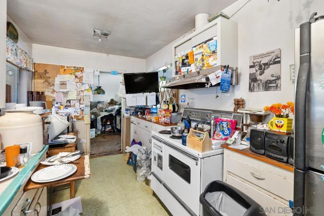 2747 Fairfield St, San Diego CA: https://media.crmls.org/mediaz/acdc4b46-b636-48e0-b704-dce7aad9ba6e.jpg