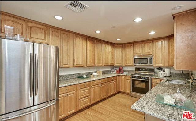 722 S Oxford Avenue, Los Angeles CA: https://media.crmls.org/mediaz/acdc8f69-3338-4939-90cb-51918da38db0.jpg