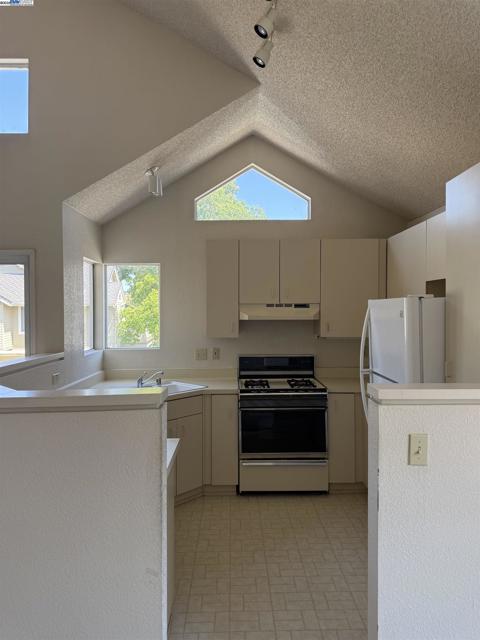 132 Crosswind Court, Hercules CA: https://media.crmls.org/mediaz/acdcd64d-a6d2-45d3-9421-70ae4fa2bedf.jpg