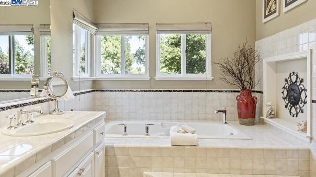 1348 Carlton Pl, Livermore CA: https://media.crmls.org/mediaz/acde1b19-7ba9-496d-a3b9-7e7aac766969.jpg