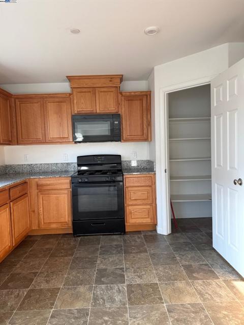 105 Harp Ct, Merced CA: https://media.crmls.org/mediaz/acdfc73b-4854-4a57-9fa4-325979fef98a.jpg