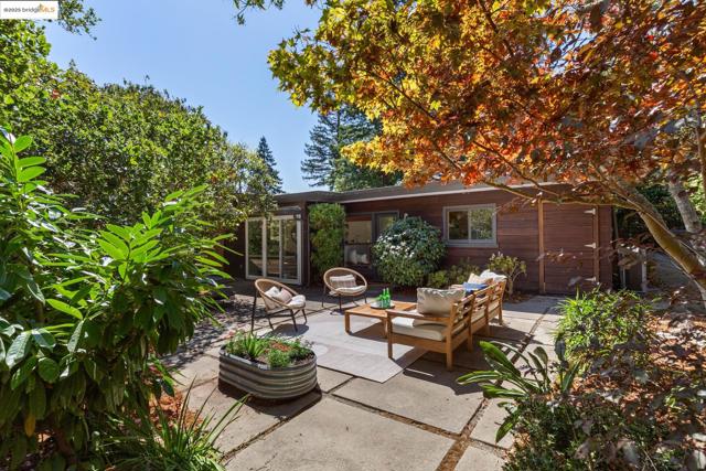 605 Plateau Dr, Kensington CA: https://media.crmls.org/mediaz/ace01361-4c24-4ea2-aeb6-577c7d67301b.jpg