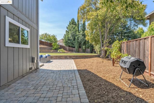 1051 Kaski Ln, Concord CA: https://media.crmls.org/mediaz/ace0a4c7-e26a-48f5-99d0-de5fee49f54a.jpg