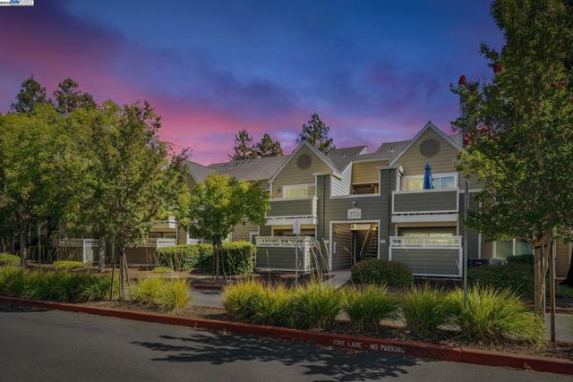 275 Reflections Dr, San Ramon CA: https://media.crmls.org/mediaz/ace0e422-40ce-4321-bdf2-18fd41bb2a71.jpg