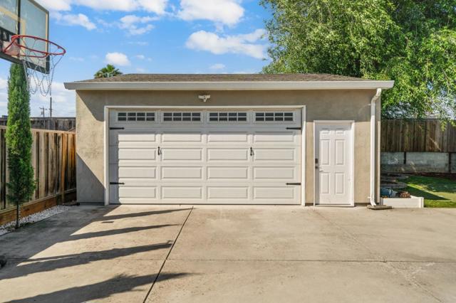 1173 Shamrock Drive, Campbell CA: https://media.crmls.org/mediaz/ace15a32-06fd-4a56-bdd6-5487ac42503e.jpg