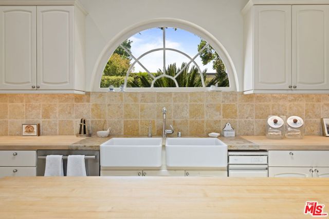 1634 Gilcrest Drive, Beverly Hills CA: https://media.crmls.org/mediaz/ace25491-730f-4c0d-9be5-8e9facf6719b.jpg