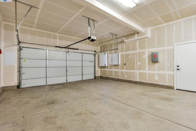 665 River Bend Dr, Lathrop CA: https://media.crmls.org/mediaz/ace38ed6-24e0-4cde-98f5-d63241f27031.jpg