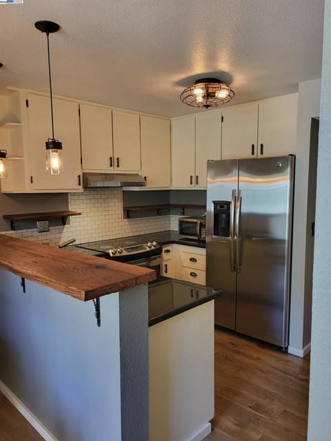 665 Palomino Dr, Pleasanton CA: https://media.crmls.org/mediaz/ace3e341-cdb1-4ff6-b71d-bccf22fe3ee6.jpg