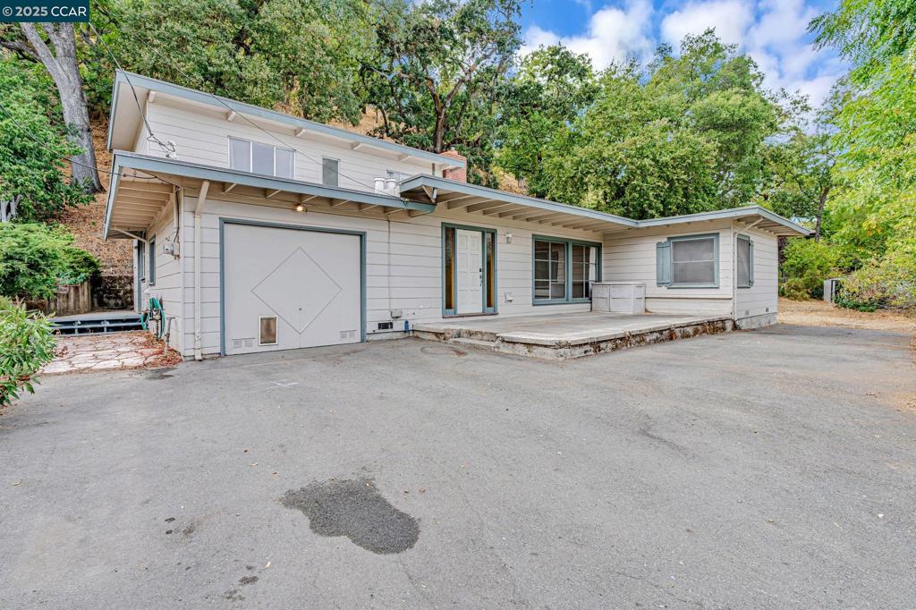 2435 Lunada Ln